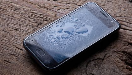 Jak uratować zalany telefon? 5 sprawdzonych sposobów